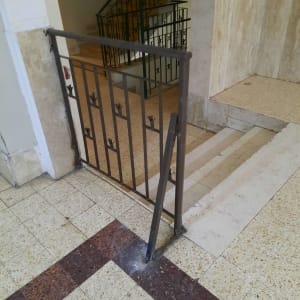 מעקה מתכת שבור ליד גרם מדרגות