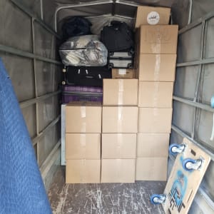 ארגזים ומזוודות מסודרים במשאית הובלה