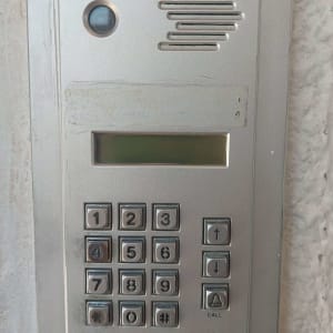 אינטרקום עם לוח מקשים ותצוגה דיגיטלית