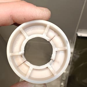 חלק פלסטיק עגול מוחזק ביד, קשור לתחום החשמל