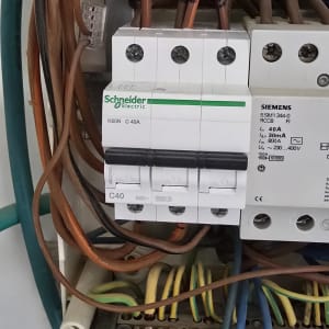 לוח חשמל עם חוטים ומפסקי חשמל