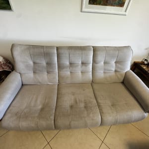 ספה עם כתמים לפני ניקוי