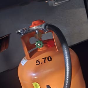 בלון גז כתום עם צינור מחובר