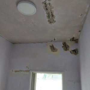 תקרה עם קילופי צבע ותיקונים בטיח