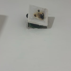 שקע חשמלי שרוף עם סימני פיח על הקיר