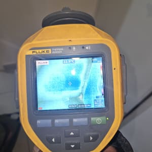 מד חום תרמי מציג תמונה לזיהוי נזילות