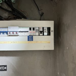 לוח חשמל עם מפסקים וחוטים חשמליים