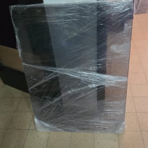 רהיט בודד עטוף בניילון נצמד להגנה במהלך הובלה