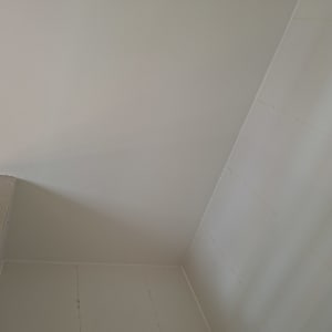 תקרת חדר עם אריחים לבנים