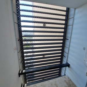 רשת מתכת מותקנת למניעת כניסת יונים