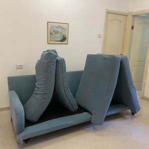 ספה עם כריות מונחות בחדר ריק