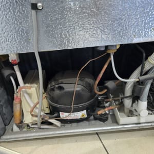 חלקים פנימיים של מקרר עם מדחס וצינורות