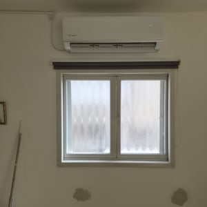 מזגן מותקן מעל חלון בחדר