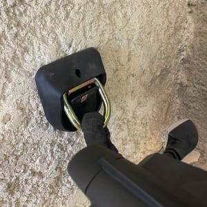 קיר עם מתקן תלייה וכלי עבודה