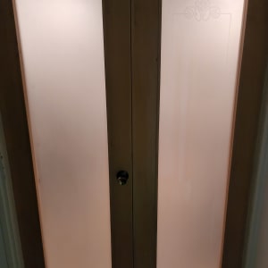 דלת זכוכית חלבית עם עיטור עליון