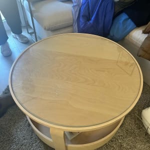 שולחן עגול עם משטח זכוכית עליון