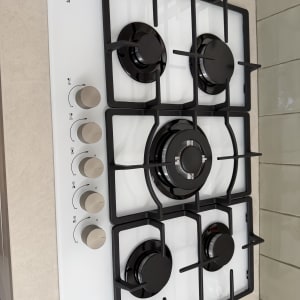 כיריים גז עם חמישה מבערים על משטח מטבח