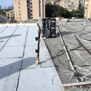 עבודת איטום גג שטוח בבניין באמצעות יריעות ביטומניות