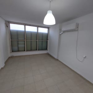 מזגן מותקן על קיר לבן בחדר ריק