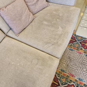 ספה עם כתמים על הריפוד