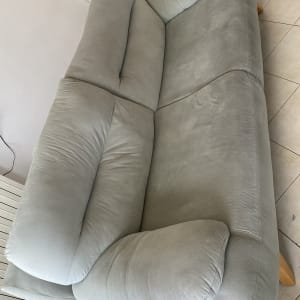 ספה אפורה עם כתמים קלים לניקוי