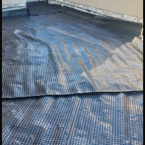 יריעות איטום שחורות מונחות על גג שטוח