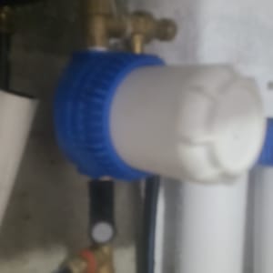 מסנן מים כחול ולבן מחובר לצנרת
