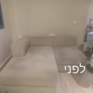 ספה לפני ניקוי עם ציוד ניקוי ליד