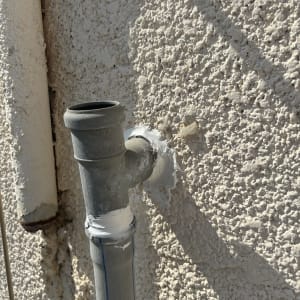 צינור מותקן על קיר עם איטום