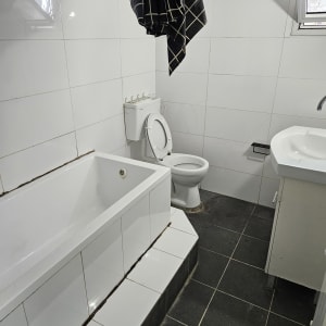 חדר אמבטיה עם אמבטיה, שירותים וכיור