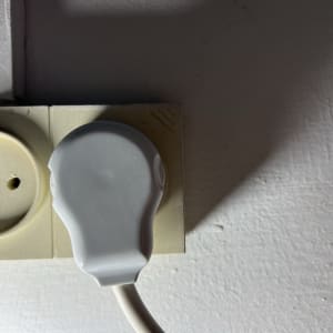 שקע חשמל עם תקע מחובר לקיר