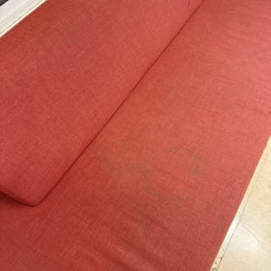 ספה אדומה עם כתמים קלים לניקוי