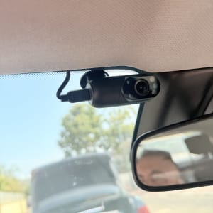 התקנת מצלמת רכב קדמית על השמשה לצד המראה