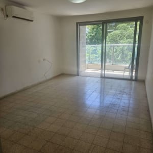חדר ריק עם רצפת אריחים ומרפסת