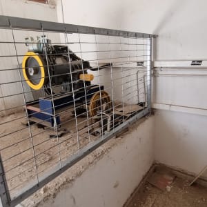 מסגרת מתכת עם סורגים בחדר מכונות