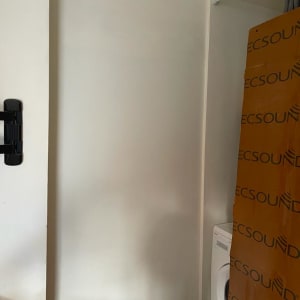 קיר גבס עם לוח אקוסטי בצד ימין