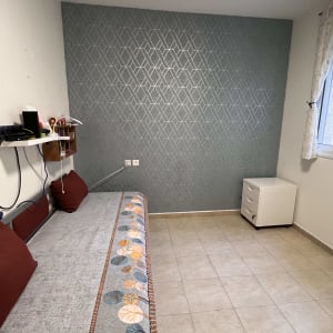 טפט גיאומטרי על קיר בצבע אפור כהה