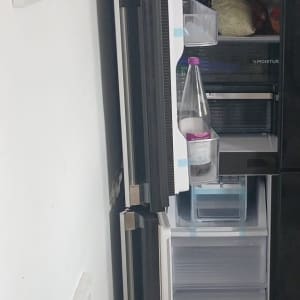 מקרר פתוח עם מדפים ומוצרים בפנים