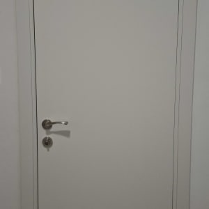 דלת לבנה עם ידית כסופה