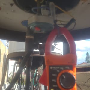 מד מתח כתום מחובר לדוד שמש לבדיקה