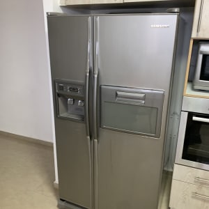 מקרר נירוסטה במטבח עם ארונות עץ