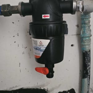 מסנן מים מותקן על צינור עם חיבורים