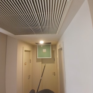 הנמכת תקרת גבס למזגן עם גריל מיזוג ופתח שירות פתוח