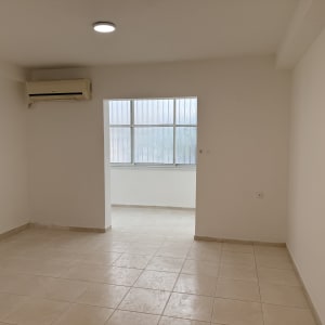 חדר ריק עם רצפת קרמיקה וקירות צבועים