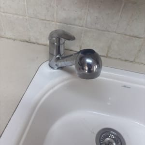 ברז וכיור במטבח עם אריחי קרמיקה