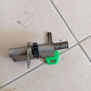 מנעול עם מפתח ירוק על רצפה