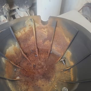 חלק פנימי של דוד שמש עם חלודה וברגים