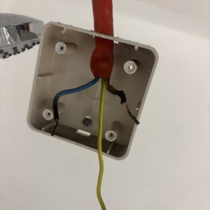 חוטי חשמל חשופים בקופסה פתוחה