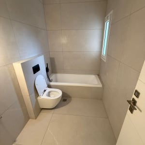 חדר אמבטיה עם שירותים ואמבטיה מותקנים