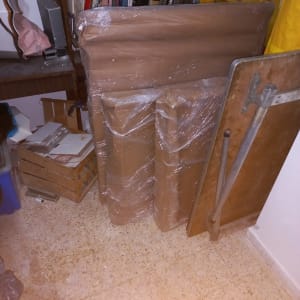 ארגזים עטופים בניילון מוכנים להובלה